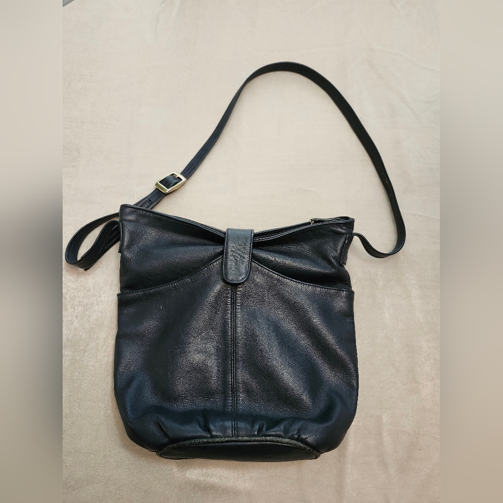 Etra Navy Leather Shoulder Bag